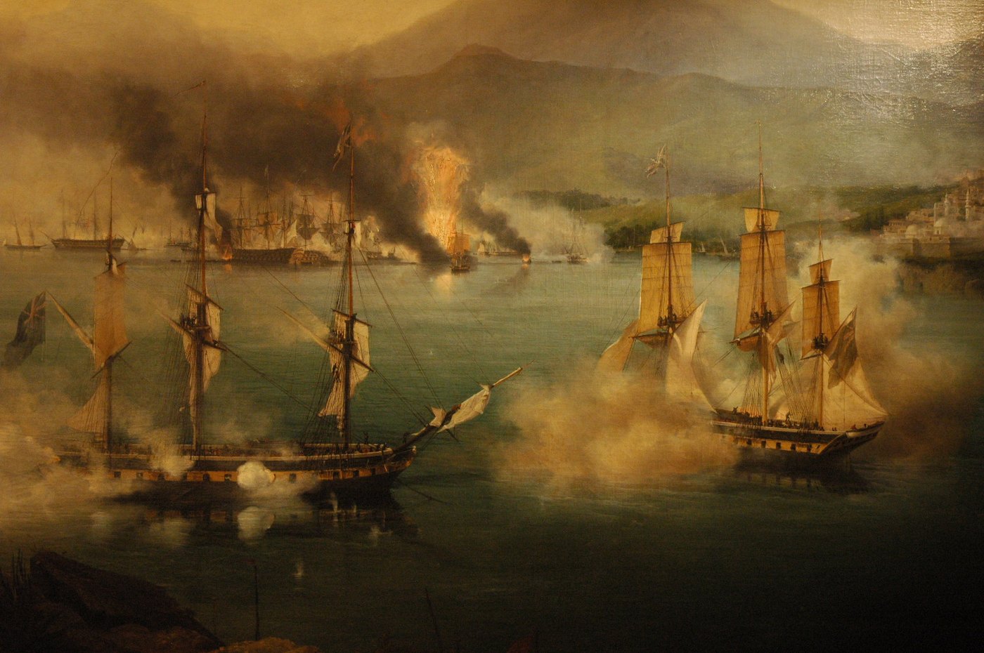 Tableau : des vaisseaux en feu et des frégates canonnant dans une baie entourée de montagnes