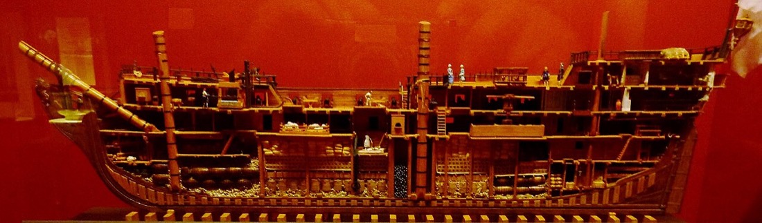 Maquette en coupe d'un vaisseau de la Compagnie des Indes : ponts, cales remplies de tonneaux et de ballots, mâts, figurines