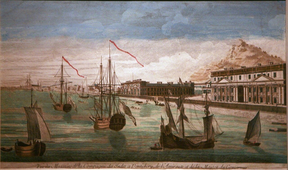 Gravure coloriée : vaisseaux et barques en rade devant les grands bâtiments de la Compagnie des Indes à Pondichéry
