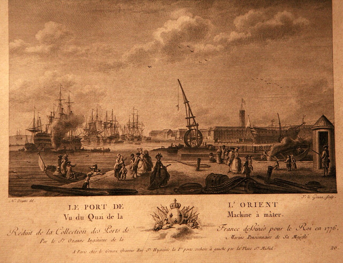 Gravure : le port de Lorient vu du quai de la machine à mâter, grands vaisseaux, grue à mâter, promeneurs sur le quai